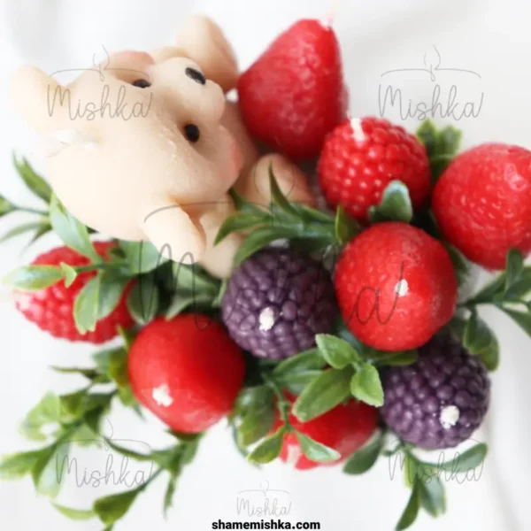 عکس نمای بالای محصول باکس تدی و توت فرنگی