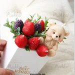 اندازه محصول باکس تدی و توت فرنگی در دست