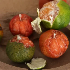 چند شمع نارنگی سبز و نارنجی در کنار هم