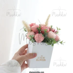 تصویر شاخص محصول باکس شمع گل پیونی در دست