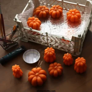 عکس ست کدو های پاییزی روی میز و در سبد