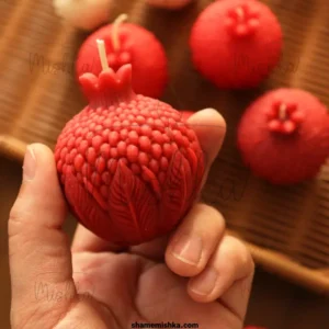 عکس شمع انار مرواریدی قرمز در دست