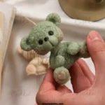 عکس محصول شمع خرس مهربون در دست