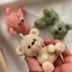 عکس شمع خرس مهربون کرم در دست و دو شمع خرس مهربون سبز و صورتی