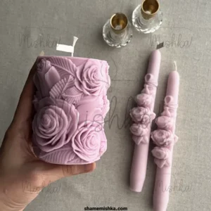 عکس شمع رز برجسته استوانه ای در دست و دو شمع قلمی