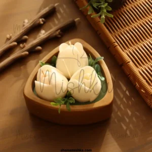 عکس نمای دور شمع سه لاله سفید مثلثی طرح چوب با برگ