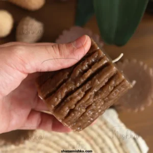 عکس شاخص محصول شمع طرح تنه چوب در دست