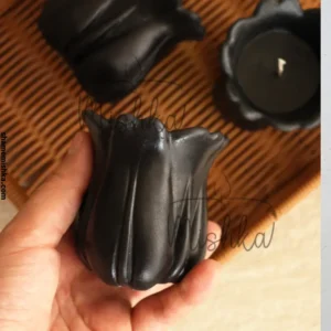 عکس شاخص محصول شمع گل لاله مشکی در دست