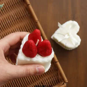 شمع کیک قلبی توت فرنگی در دست