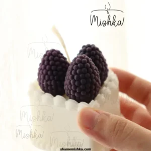 عکس شمع کیک قلبی شاتوت در دست