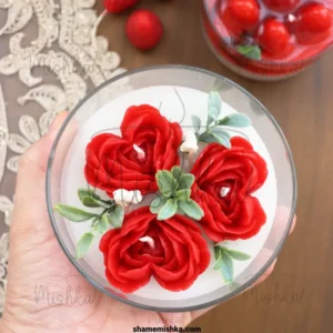 نمای بالای شمع گل رز قلبی در دست